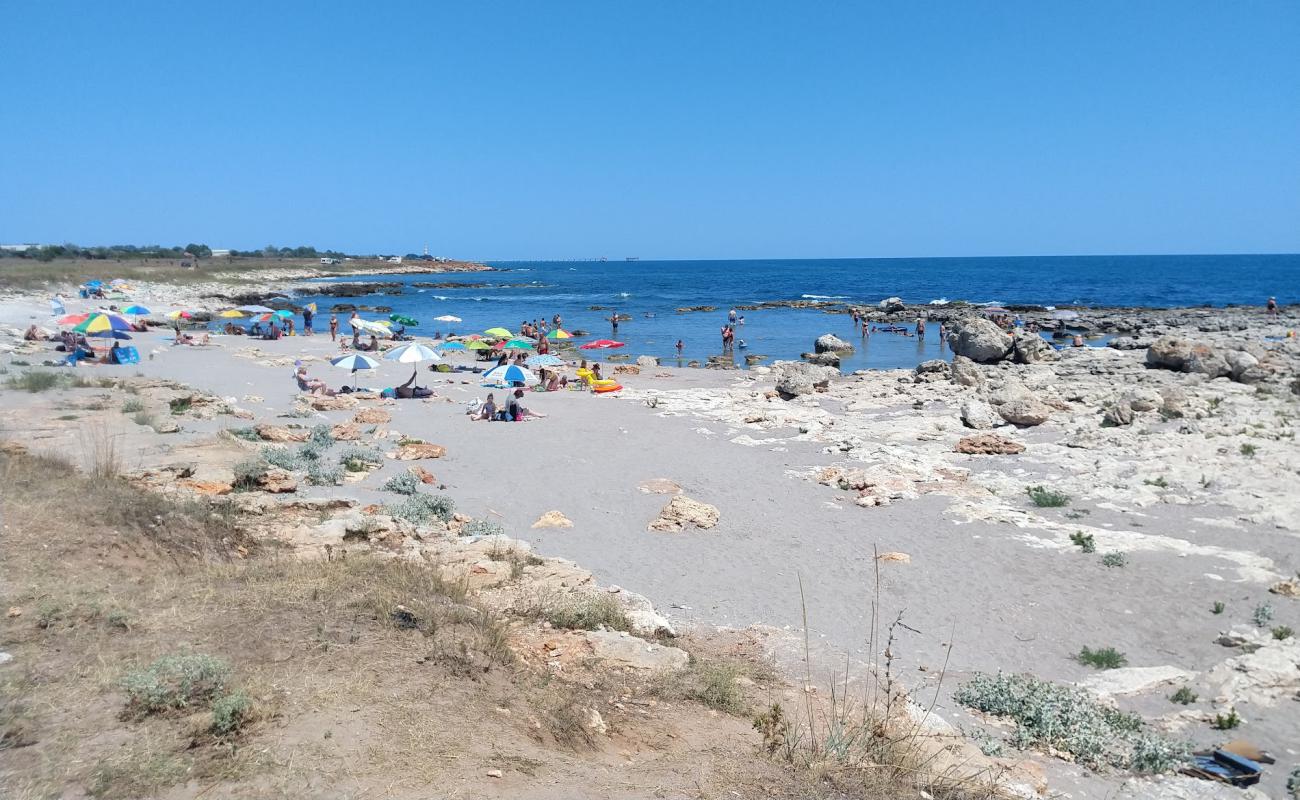 Photo de Plyazh Malkoto More avec sable gris avec roches de surface