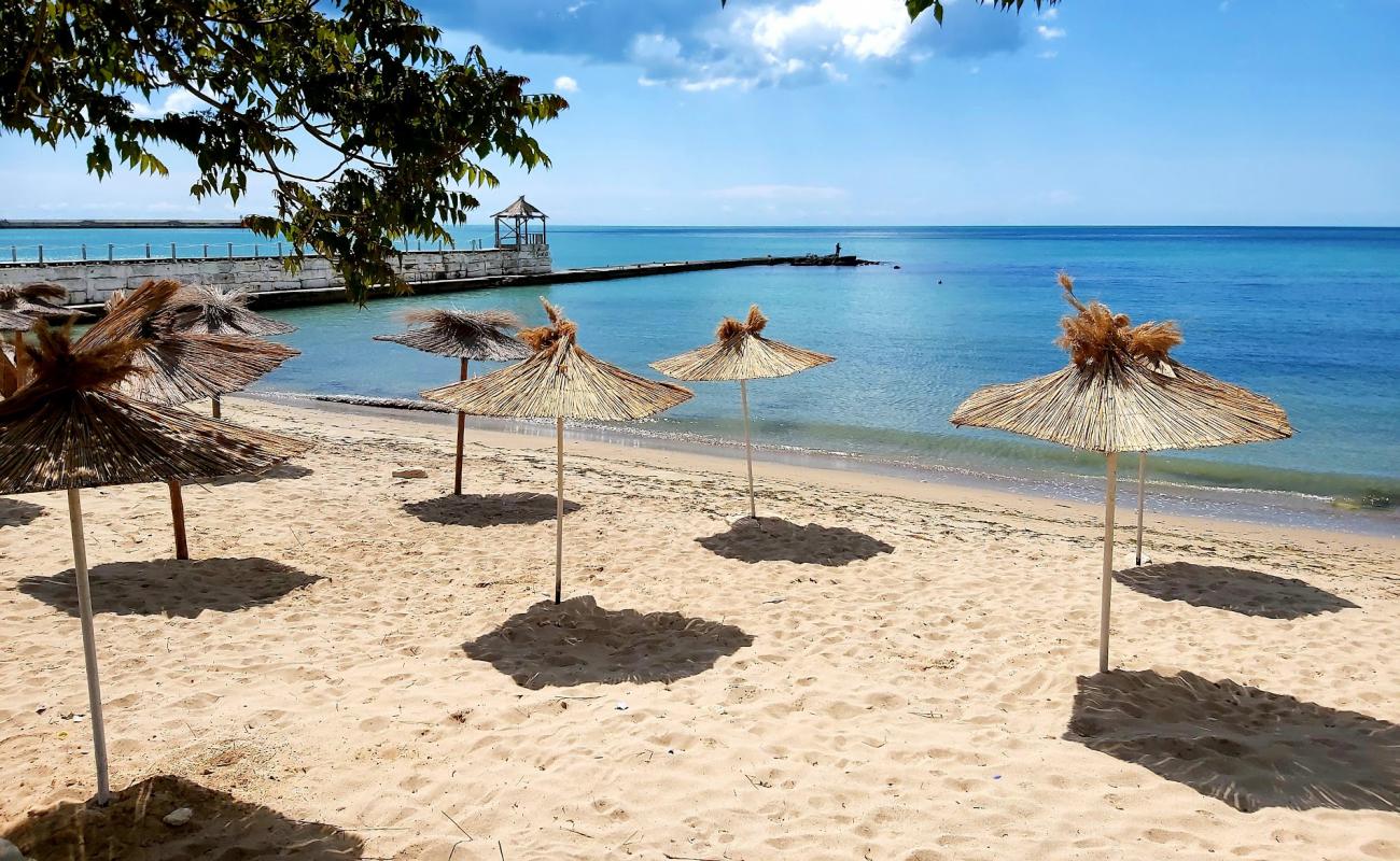 Photo de Nomad Beach avec sable beige fin de surface