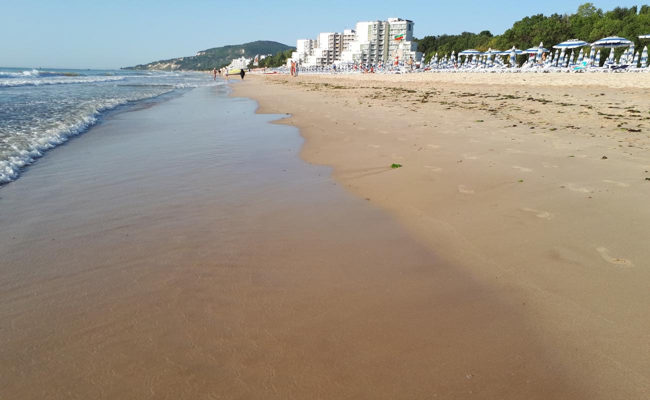 Photo de Plage d'Albena avec sable fin et lumineux de surface