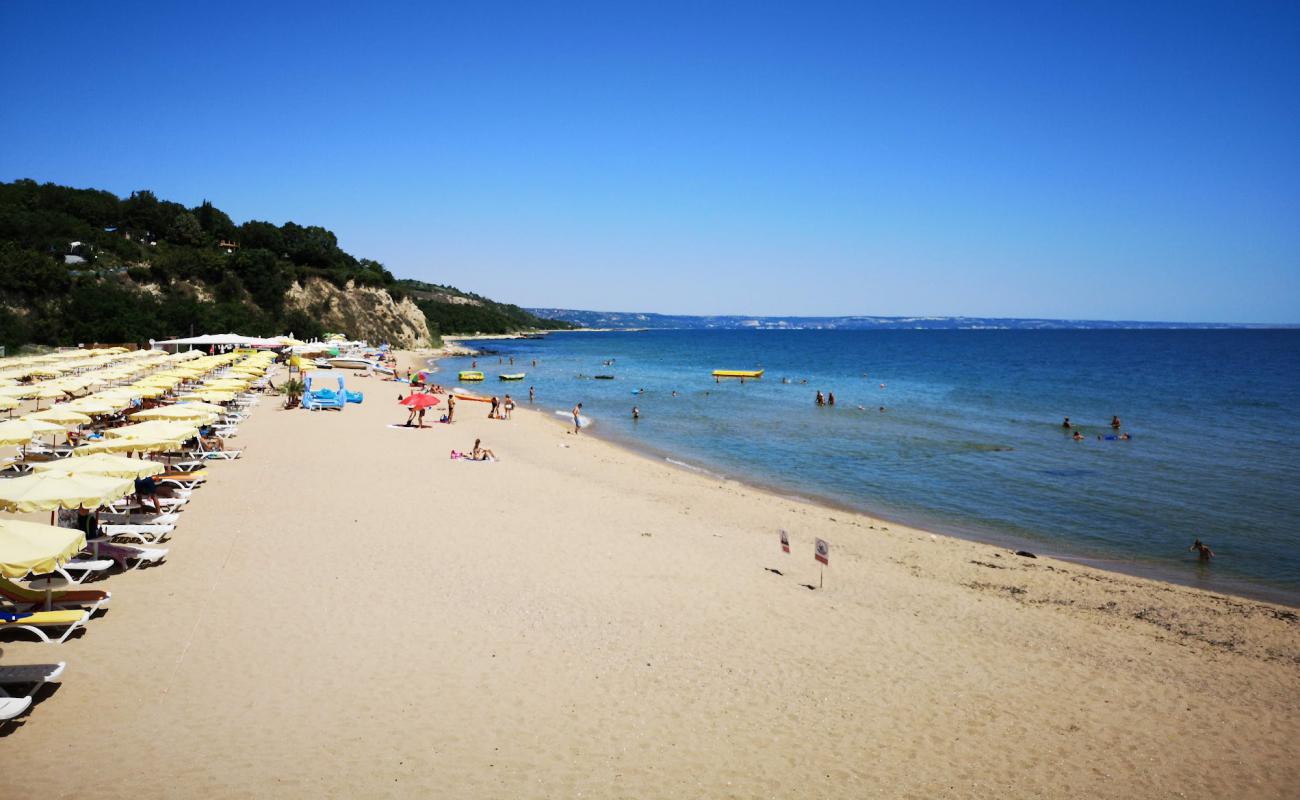 Photo de Nirvana Beach avec sable beige fin de surface