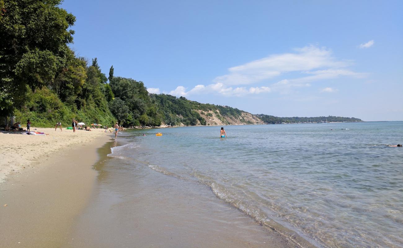 Photo de Hidden beach avec sable brillant et rochers de surface