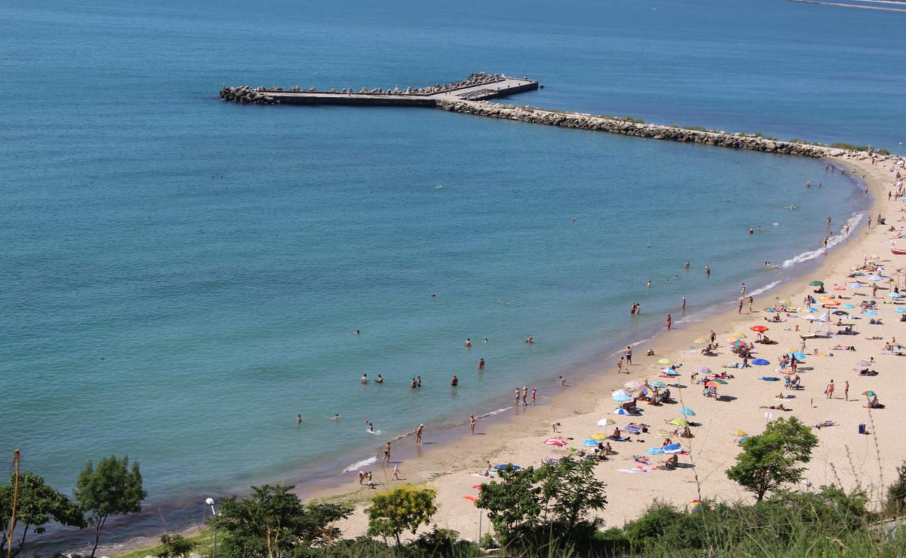 Photo de Officers' beach avec sable fin blanc de surface