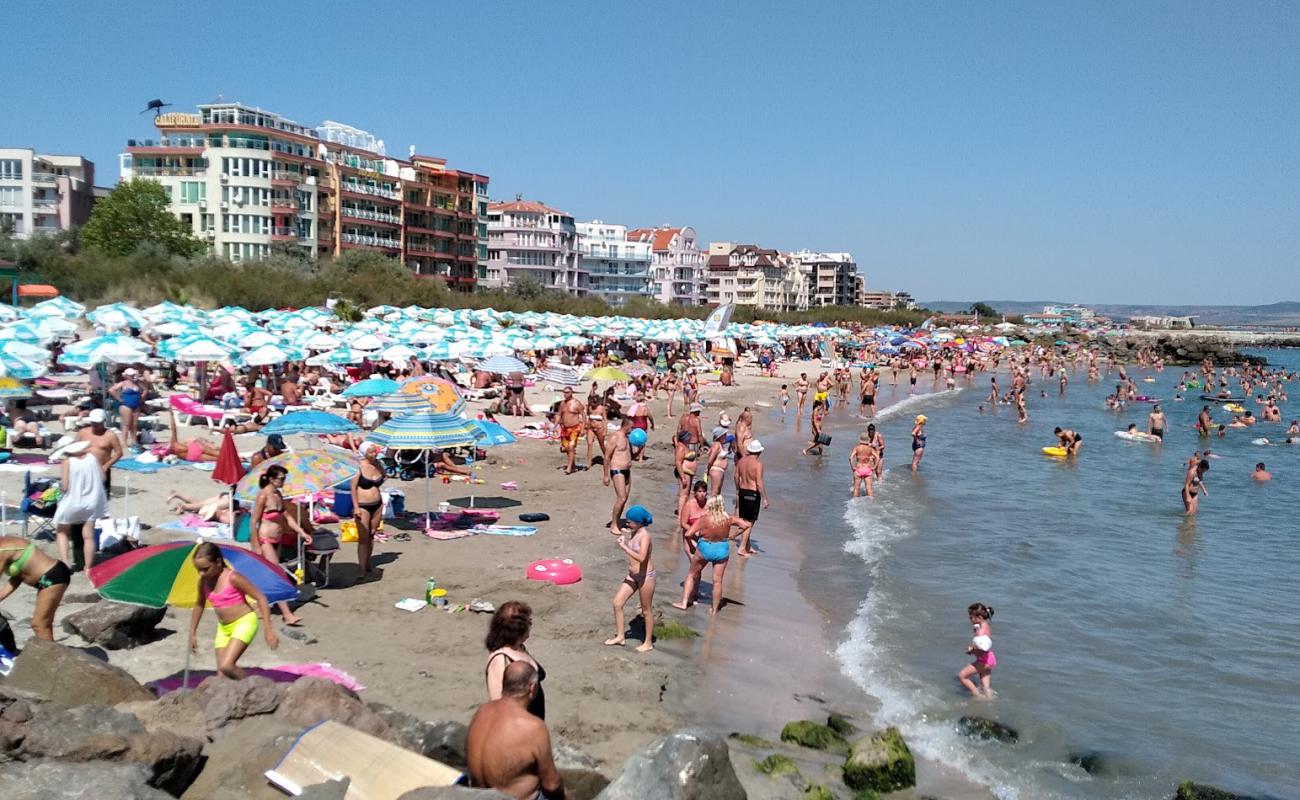 Photo de Pomorie beach avec sable lumineux de surface