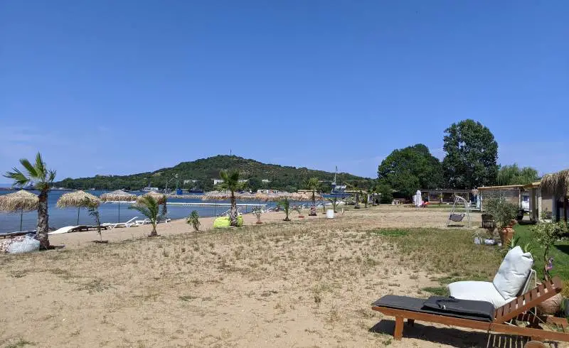 Photo de Ailyak campming beach avec sable lumineux de surface