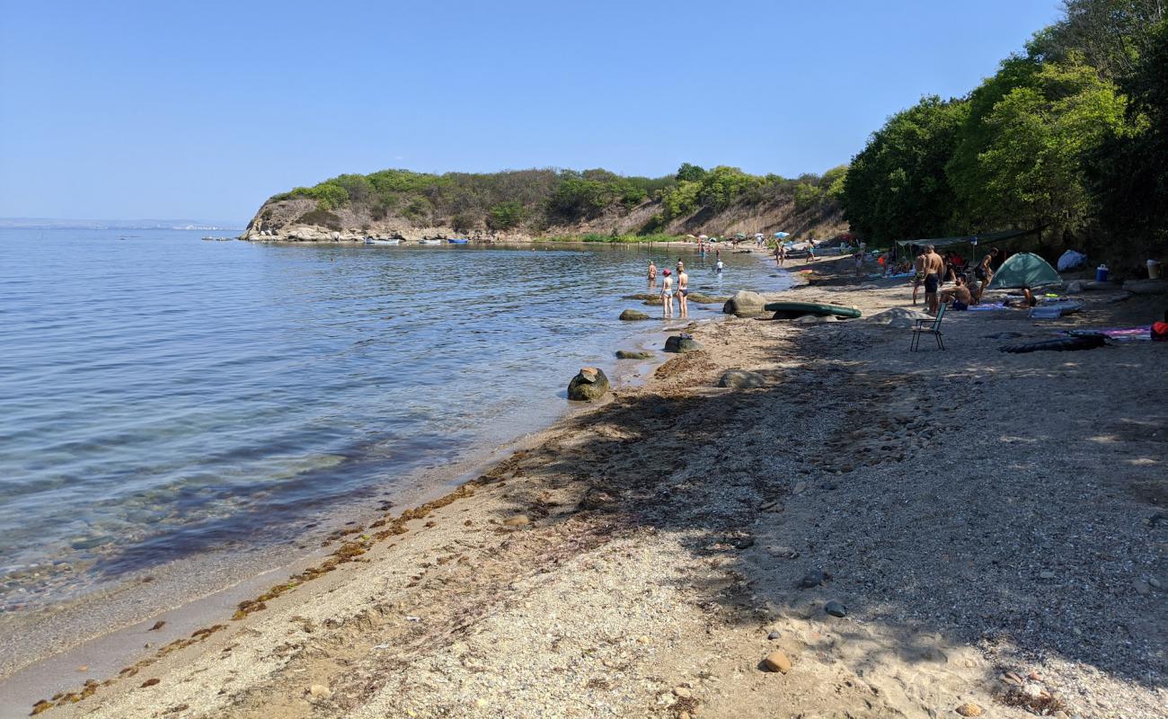 Photo de Vromus beach avec sable gris avec caillou de surface