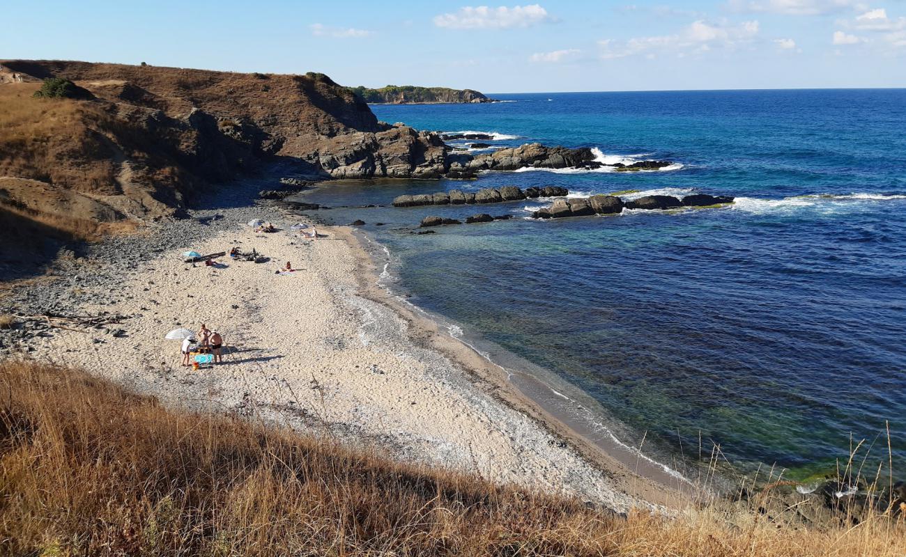 Photo de Lipite beach avec sable beige & pierres de surface