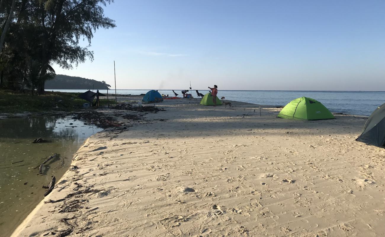 Photo de Fifth Beach avec sable fin et lumineux de surface