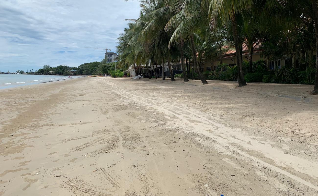 Photo de Mlop Chrey Beach avec sable lumineux de surface