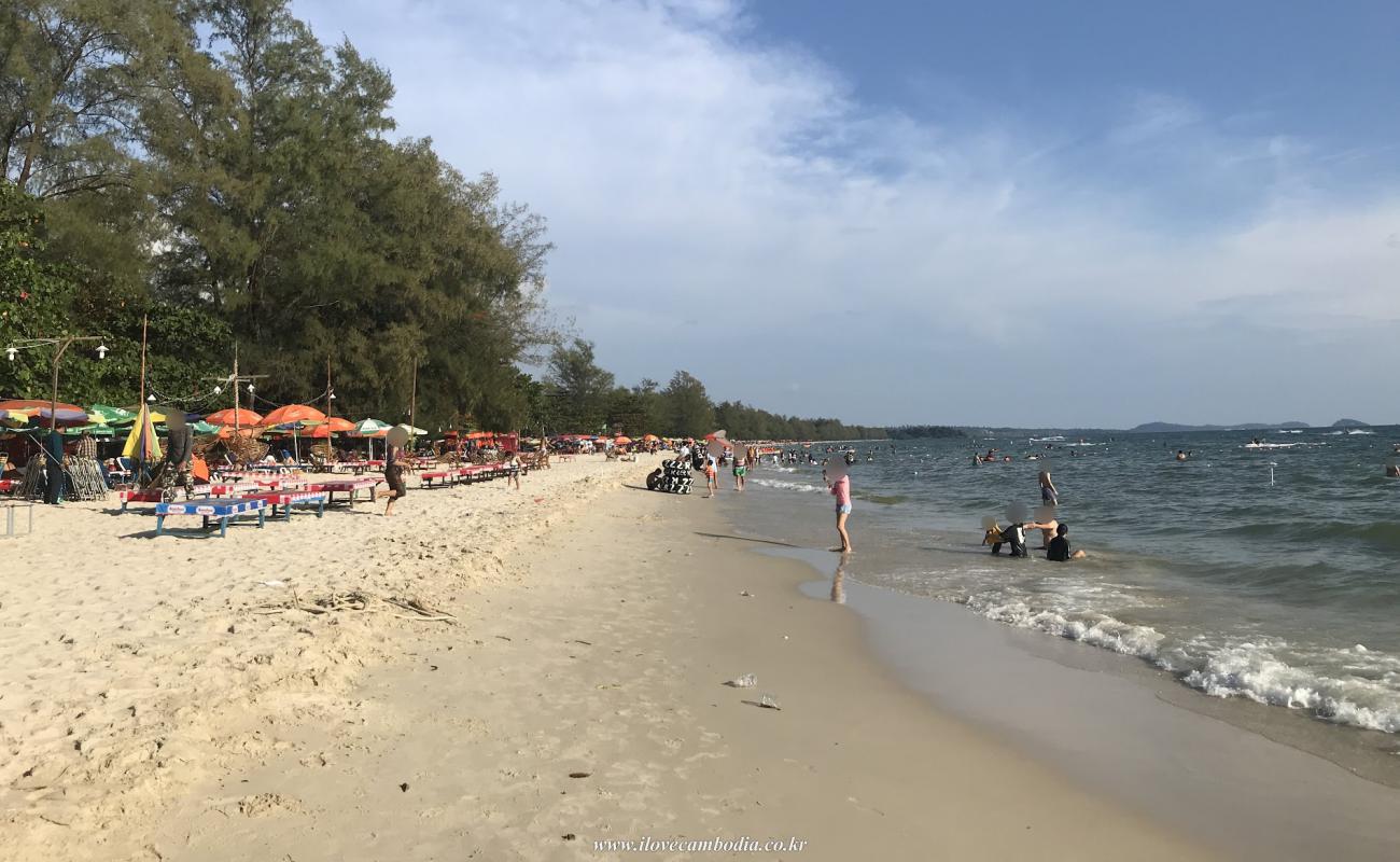 Photo de Ou Chheuteal Beach avec sable lumineux de surface