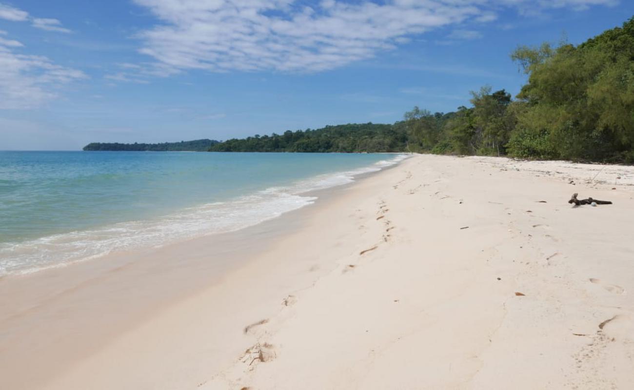 Photo de Sampoch Island Beach avec sable fin et lumineux de surface