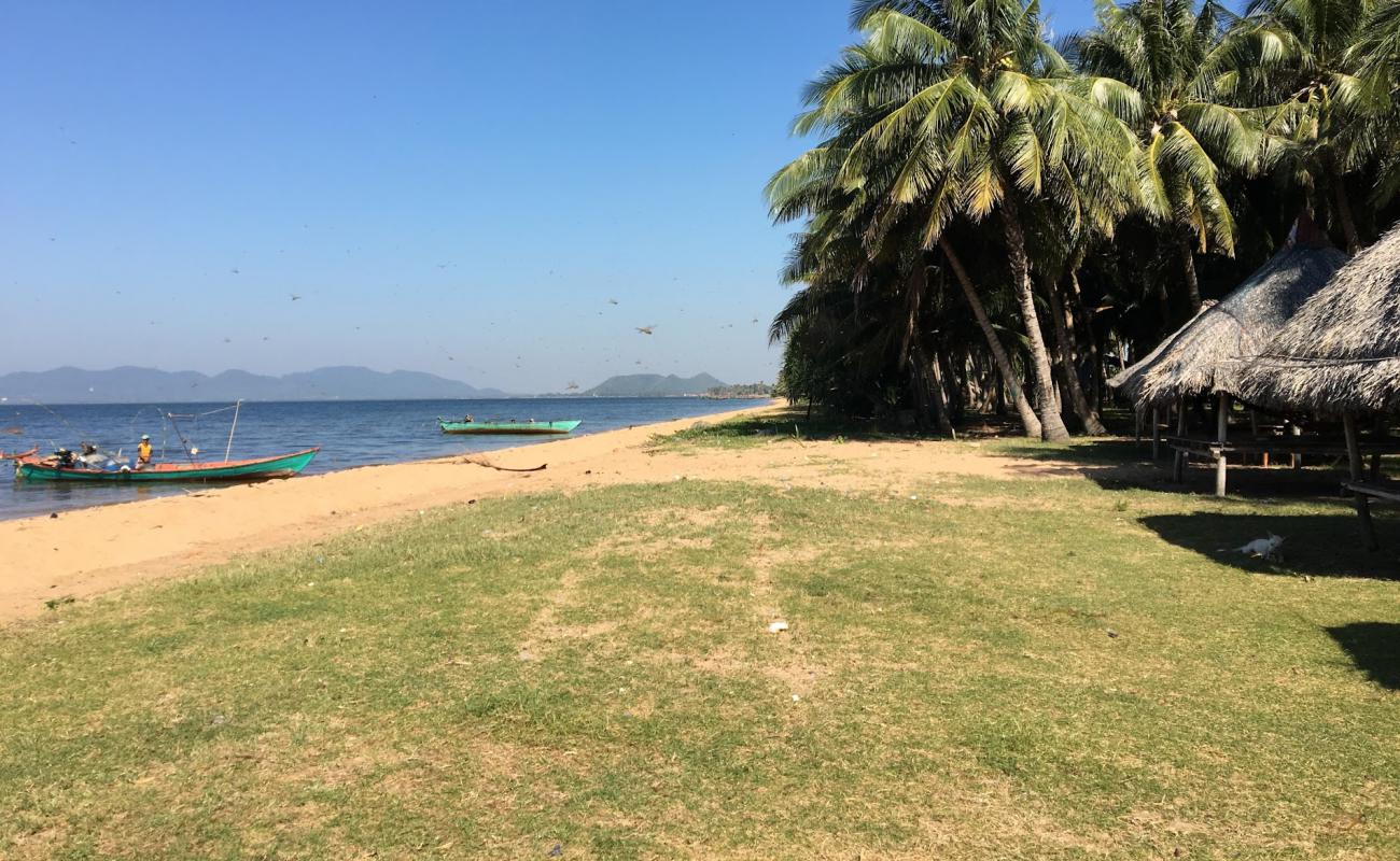 Photo de Angkol beach avec sable lumineux de surface