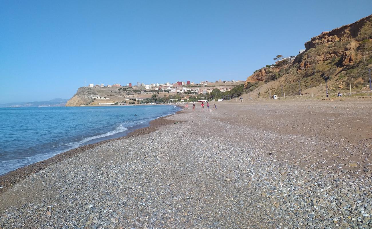 Photo de La Plage B'hira avec sable brillant et rochers de surface