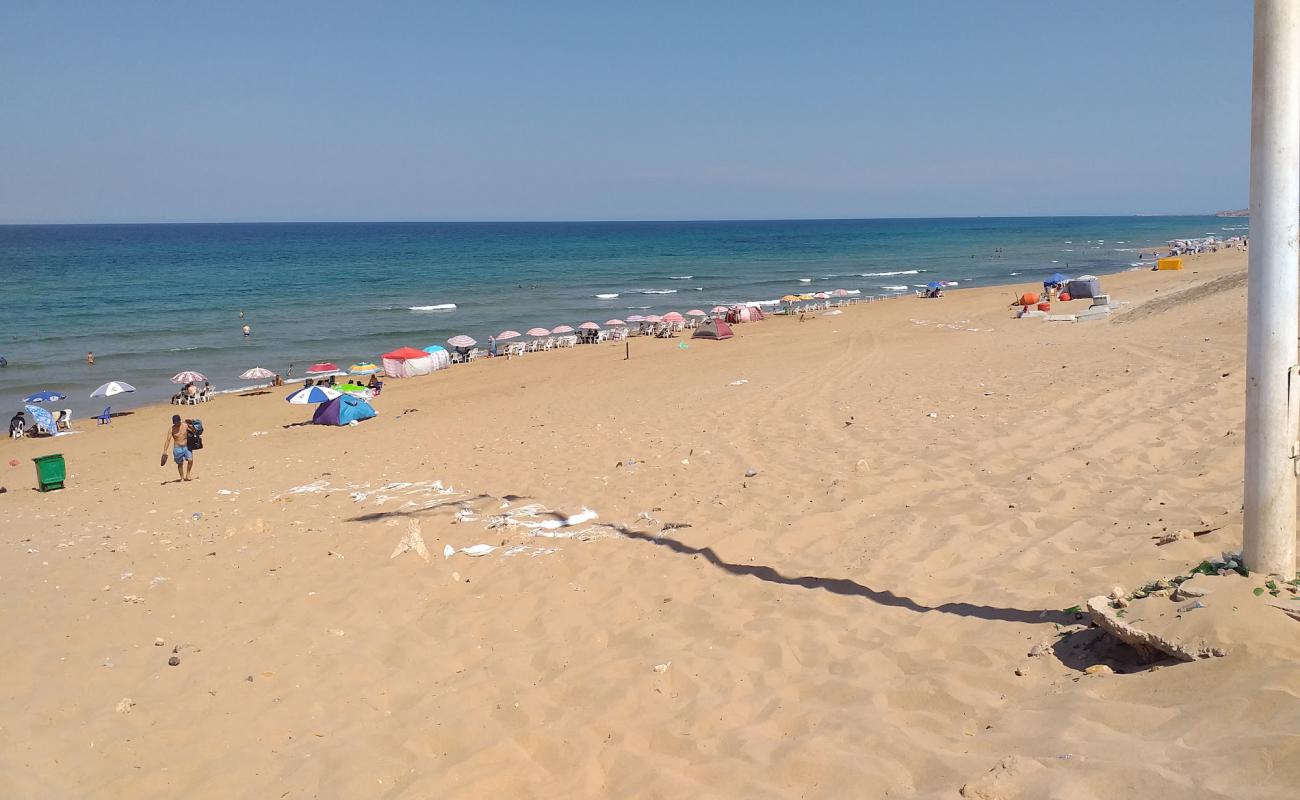 Photo de Oureah Plage avec sable fin et lumineux de surface