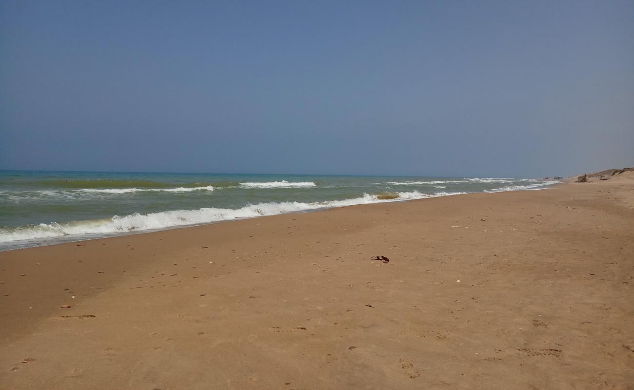 Photo de Plage Sakhra avec sable lumineux de surface