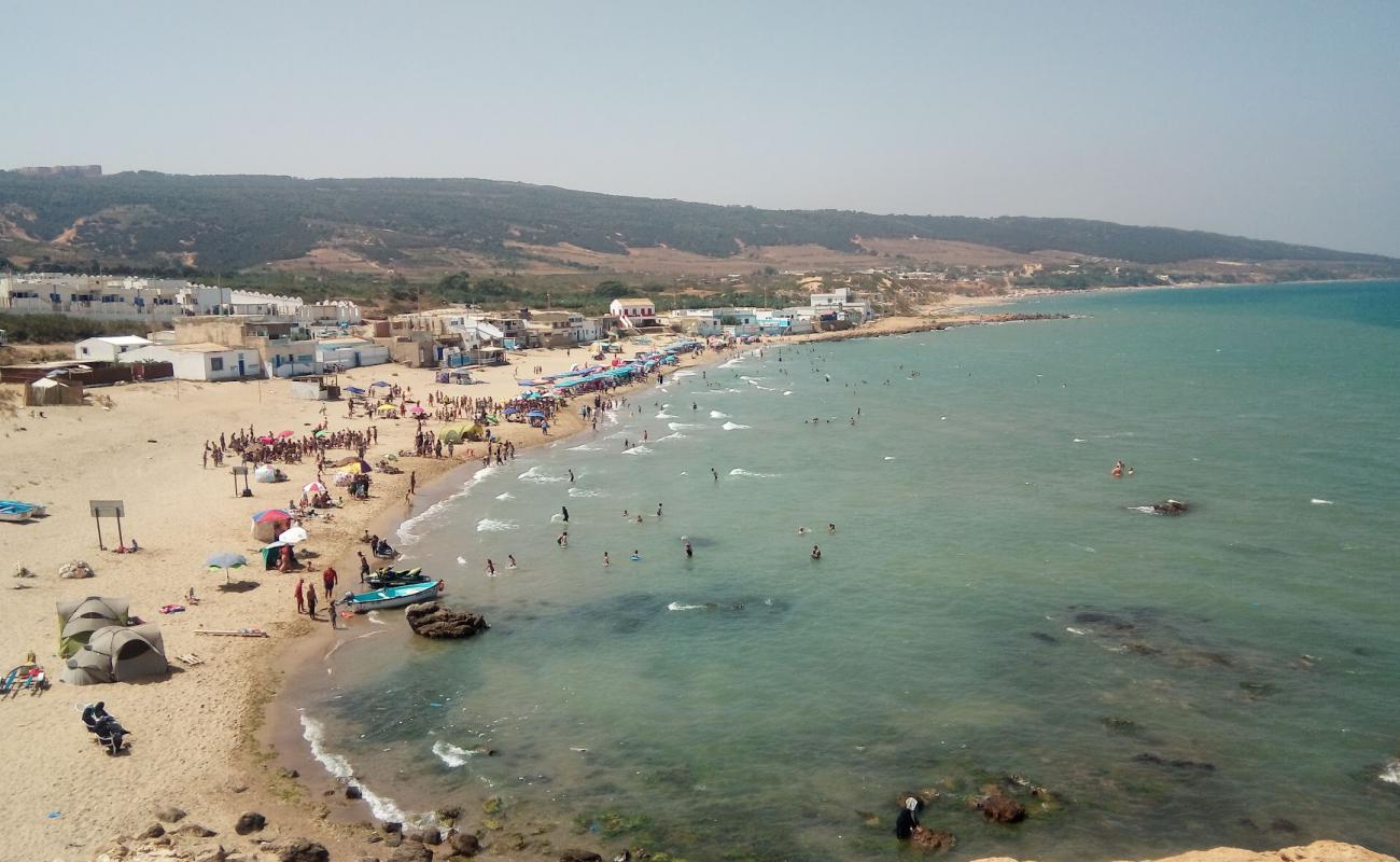 Photo de Marssa beach avec sable lumineux de surface