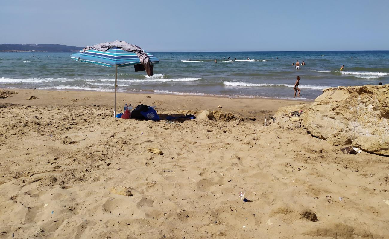 Photo de Plage Kef Lasfar avec sable lumineux de surface