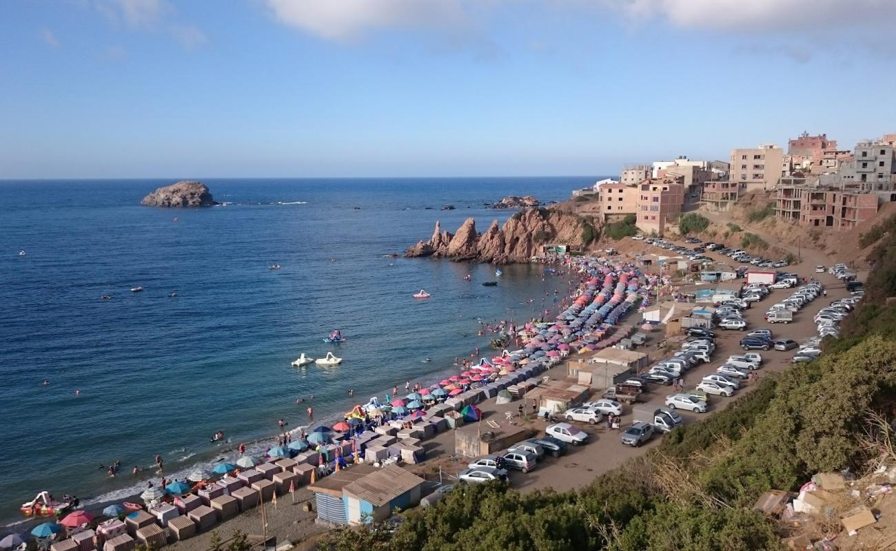 Photo de Plage Bleu avec petits galets beige de surface