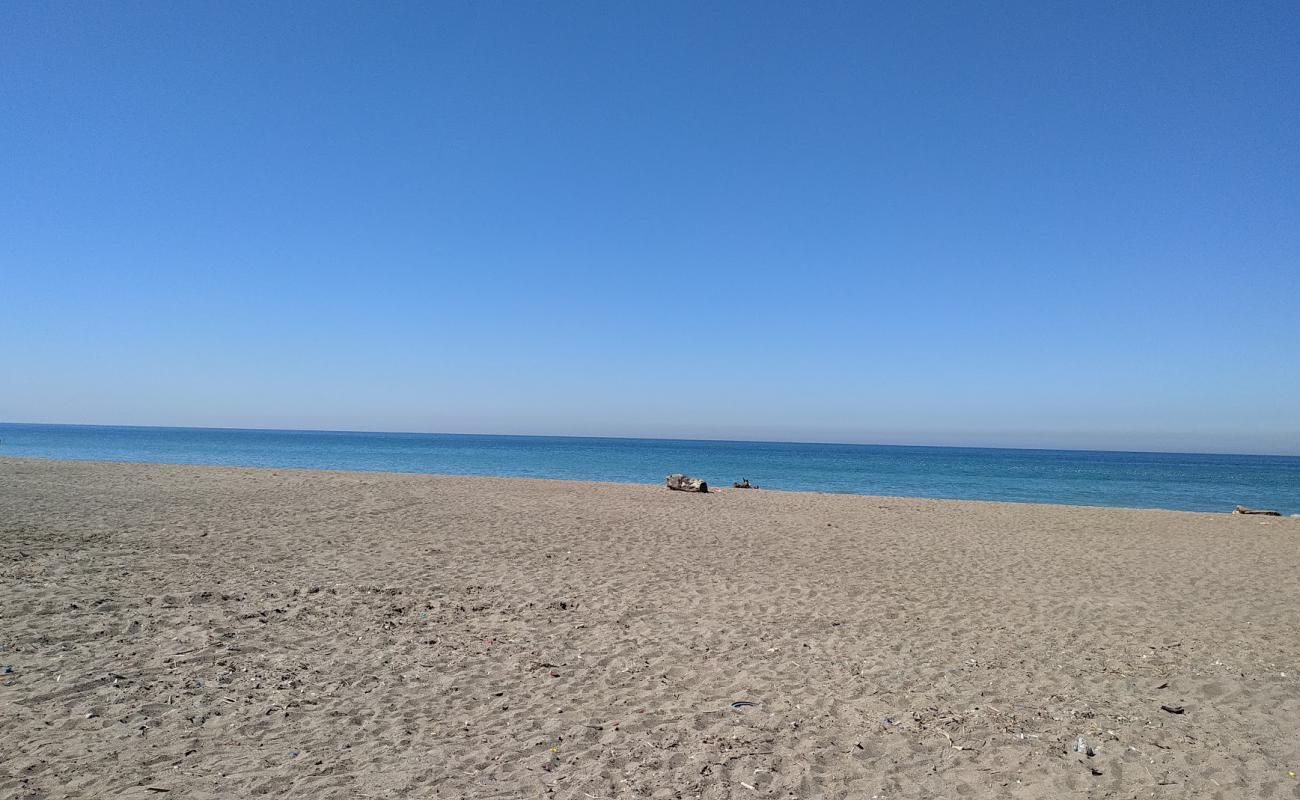 Photo de Plage Khelloufi avec sable lumineux de surface