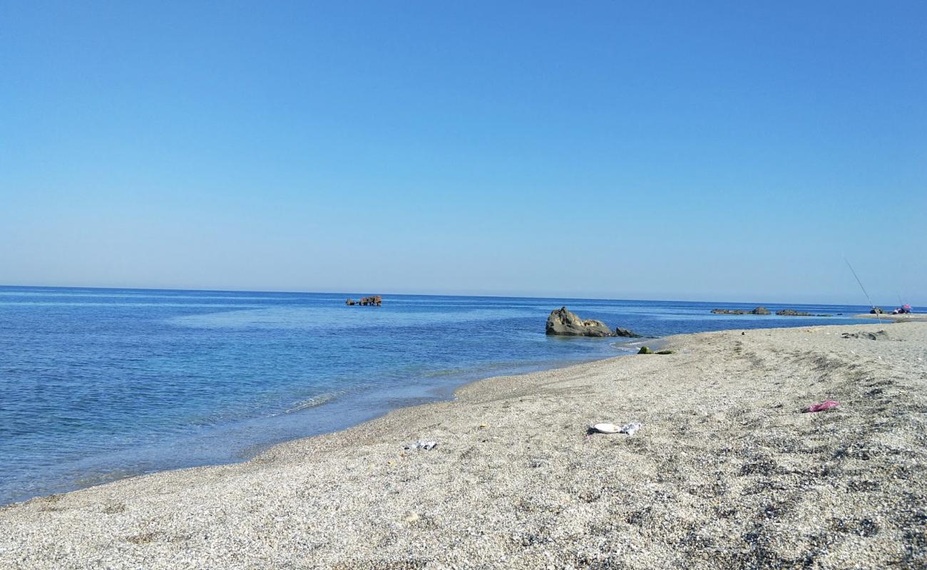 Photo de Plage Bateau casse avec caillou fin clair de surface