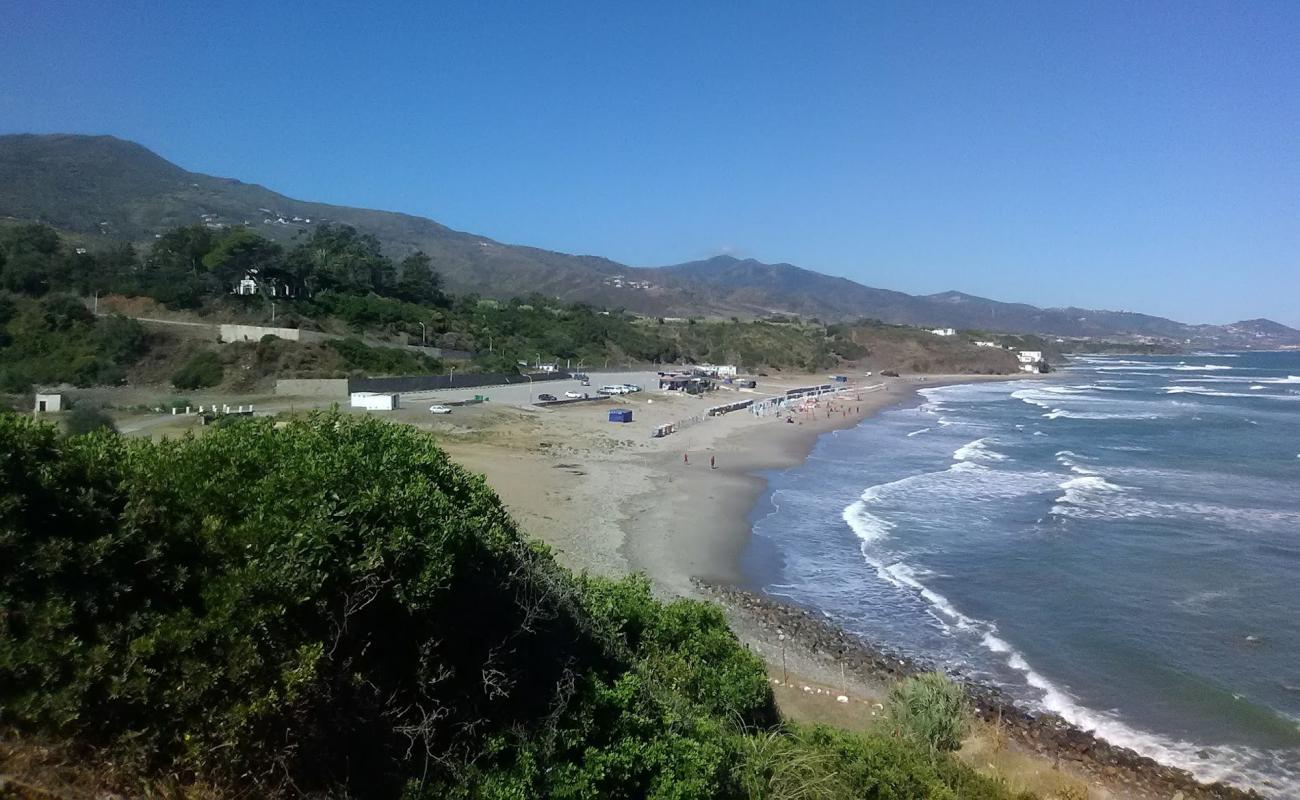 Photo de Plage Azeffoun Le Caroubier avec sable gris avec caillou de surface