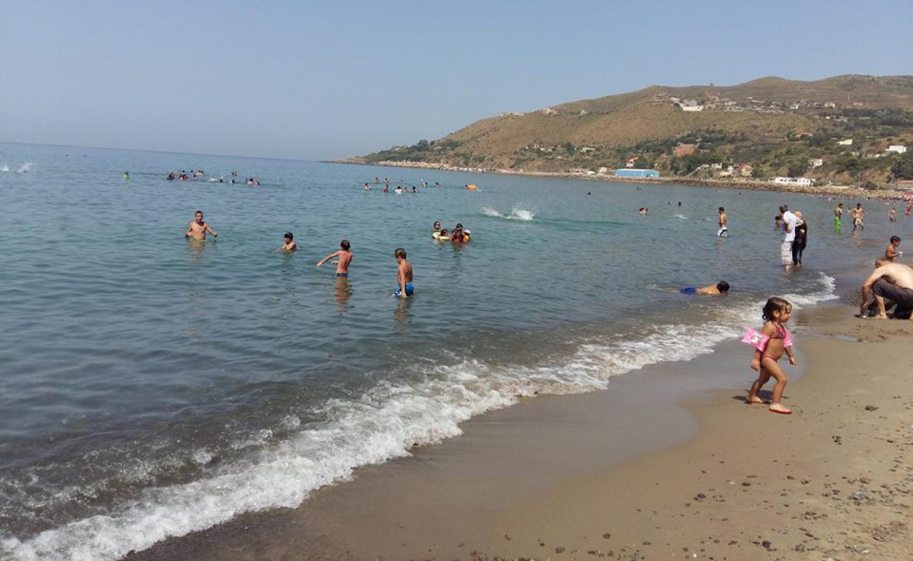 Photo de Plage Azeffoun avec sable clair avec caillou de surface