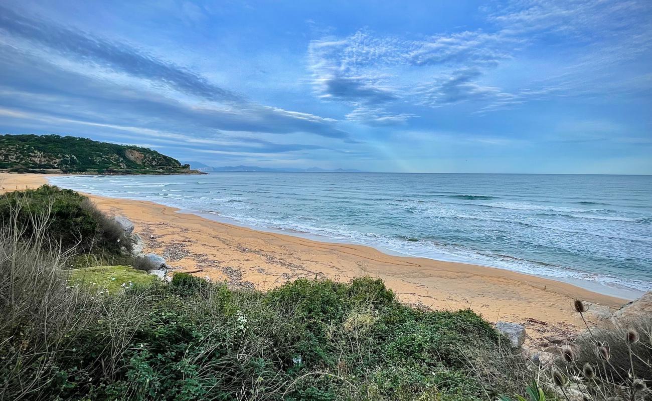 Photo de Taza Plage avec sable brun avec roches de surface