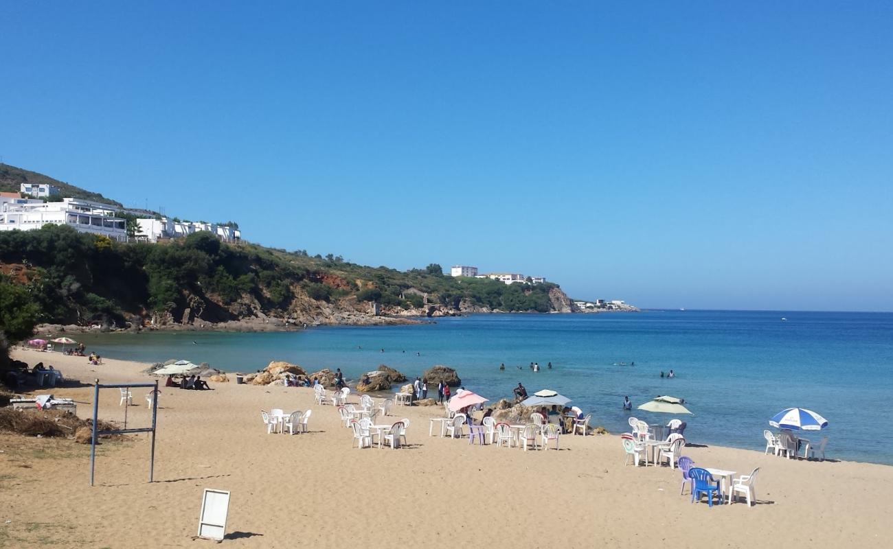 Photo de Ain Achir Beach avec sable fin et lumineux de surface