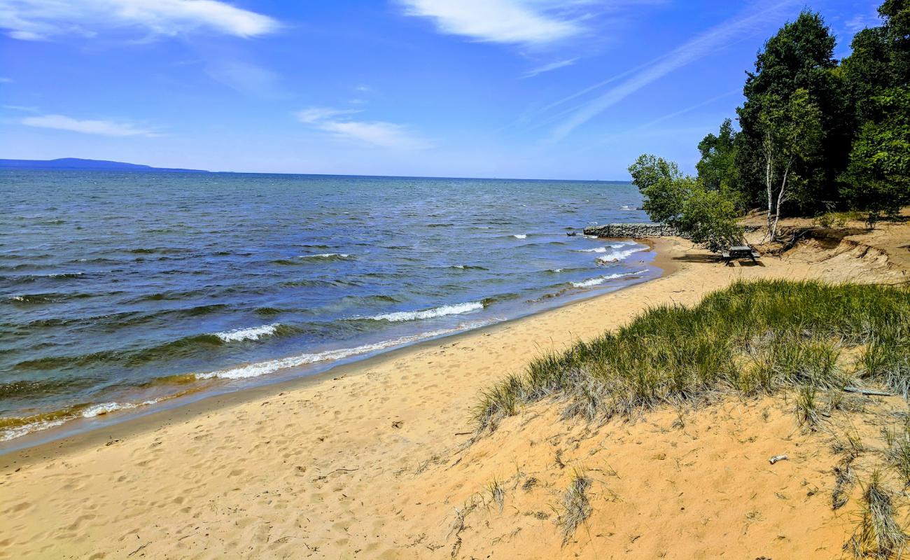 Photo de Pointe Des Chenes Beach avec sable lumineux de surface