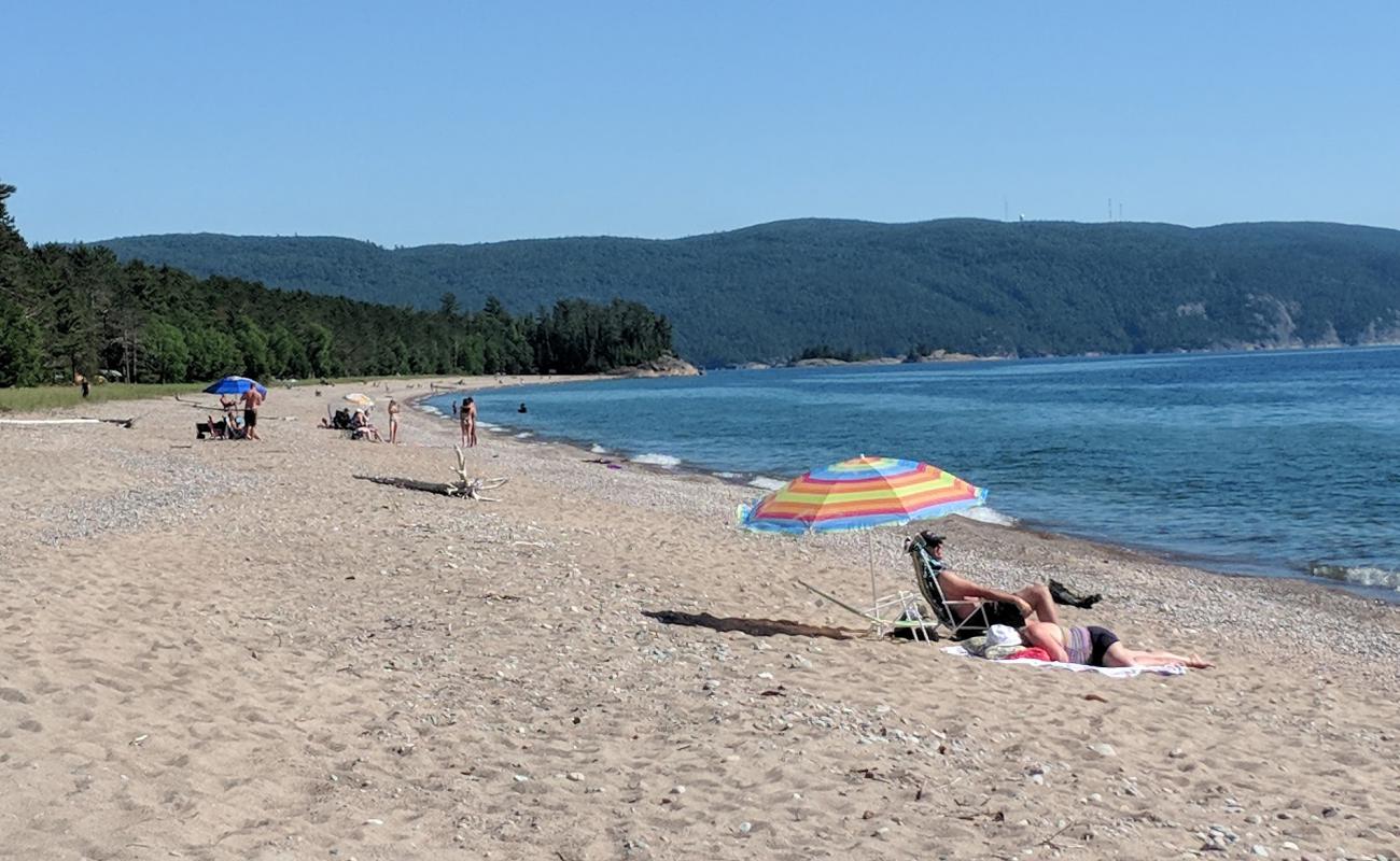 Photo de Agawa Bay avec sable clair avec caillou de surface