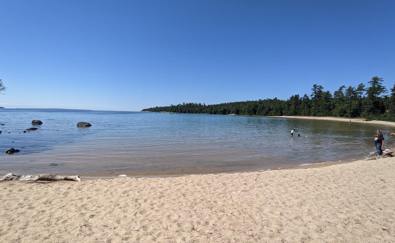 Photo de Katherine Cove avec sable lumineux de surface