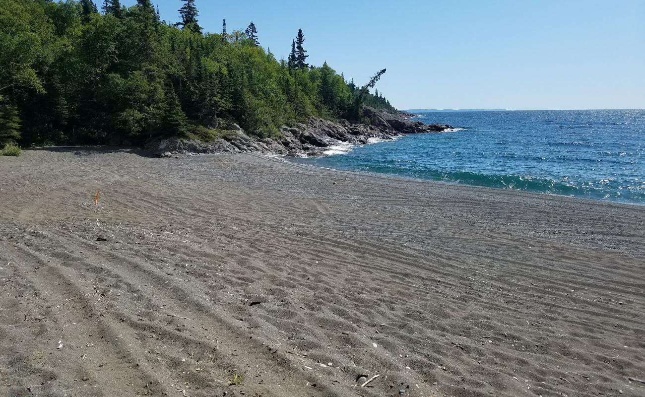 Photo de Worthington Bay avec caillou fin gris de surface