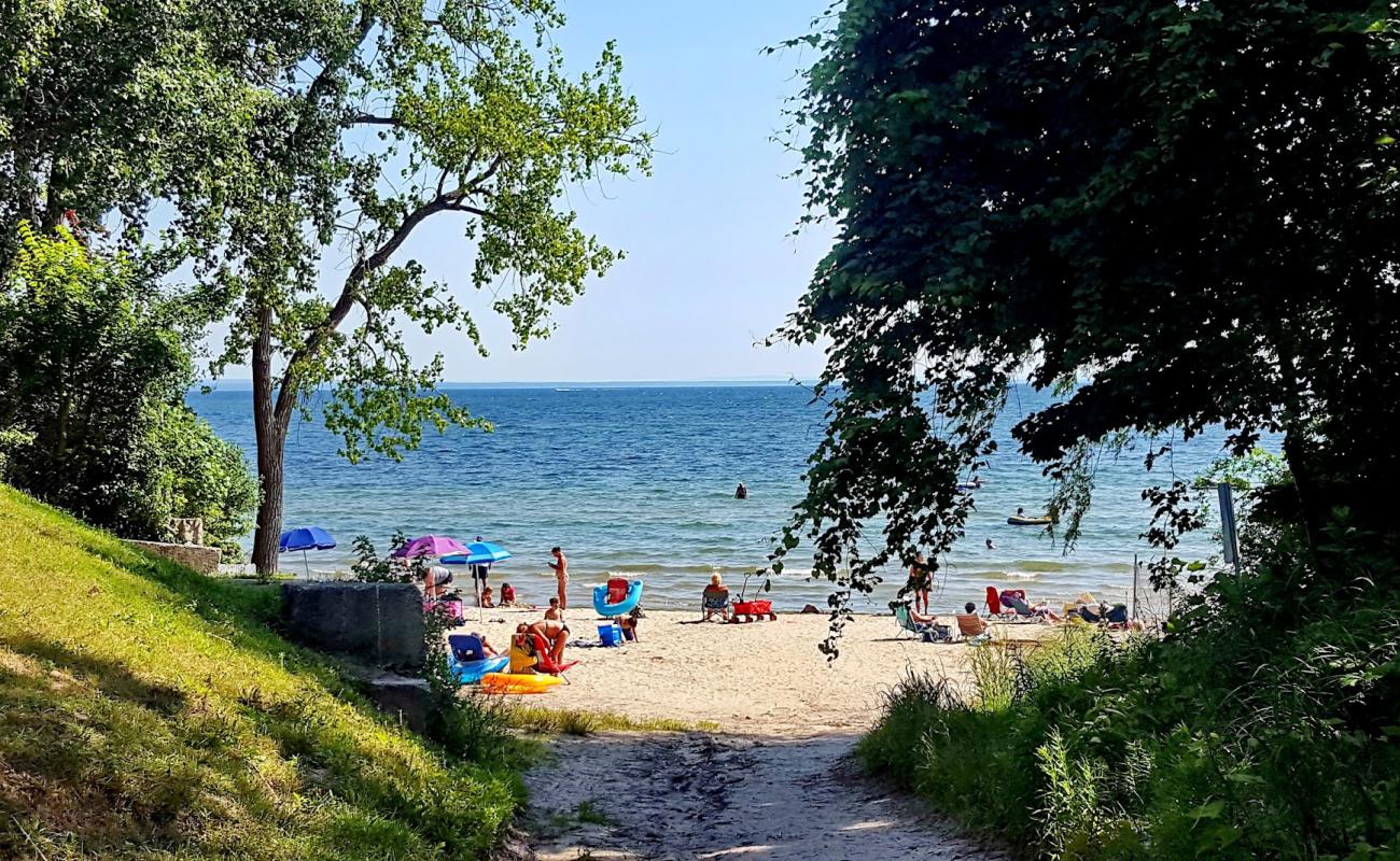 Photo de Crescent Beach avec sable lumineux de surface