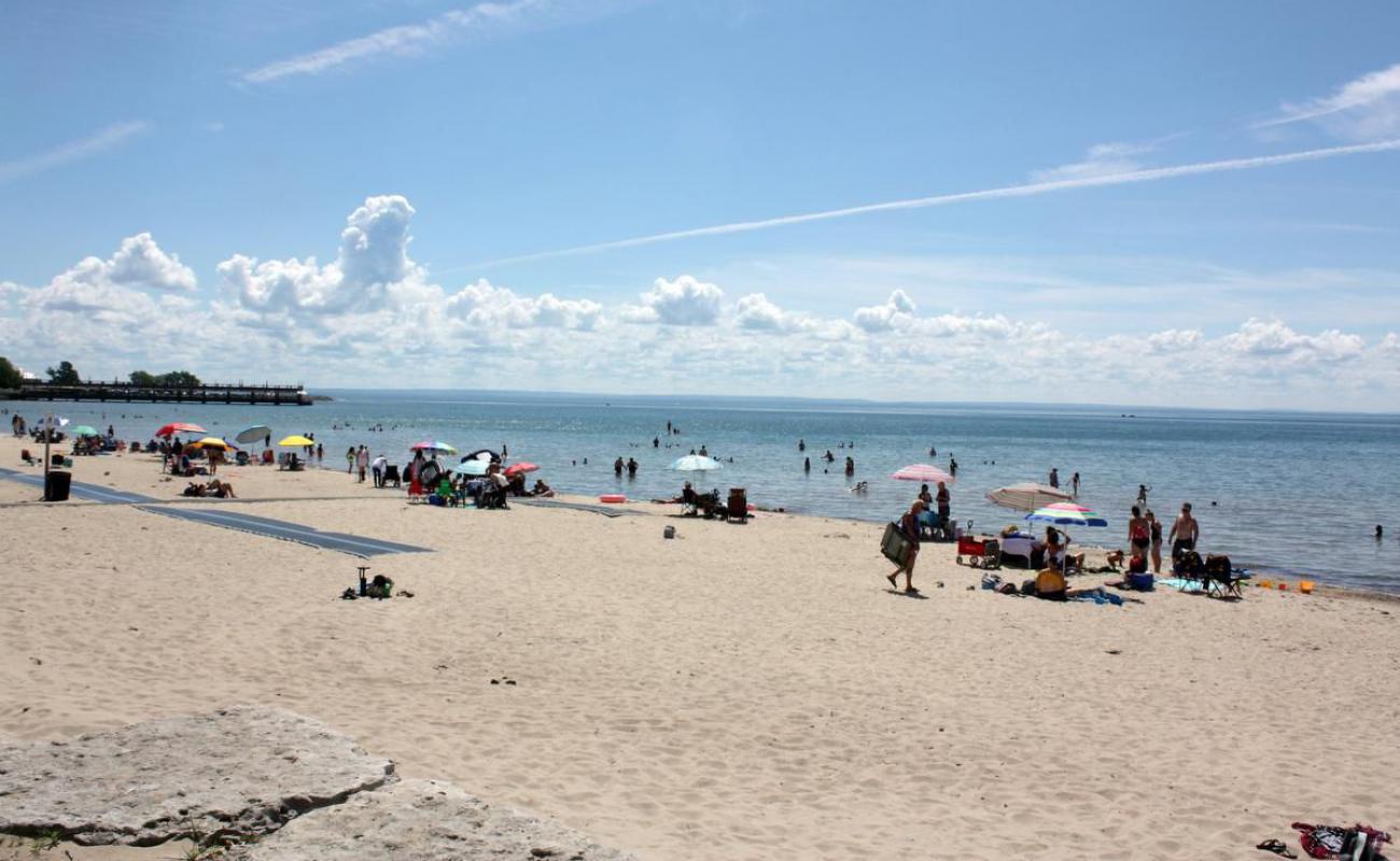 Photo de Bay Beach avec sable lumineux de surface