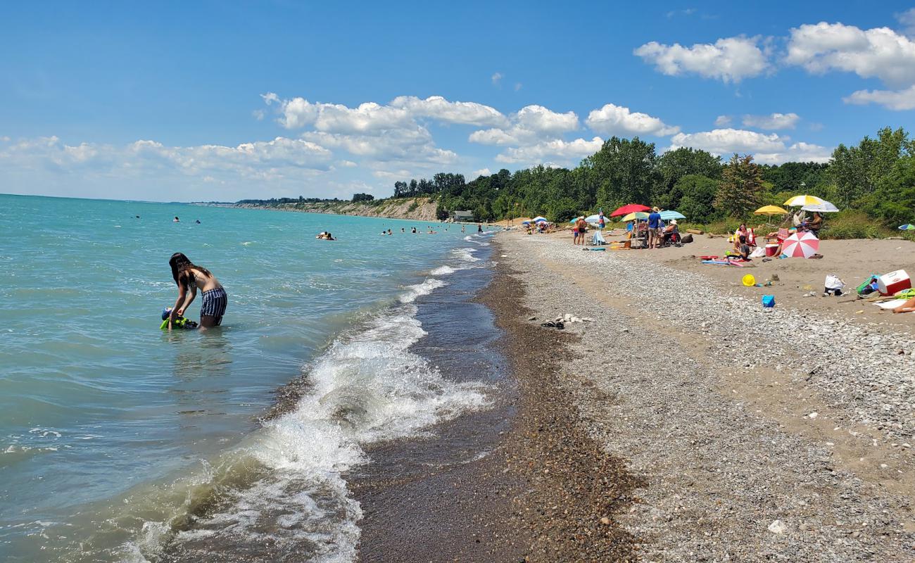 Photo de Port Bruce Beach (Dubs Beach) avec sable clair avec caillou de surface