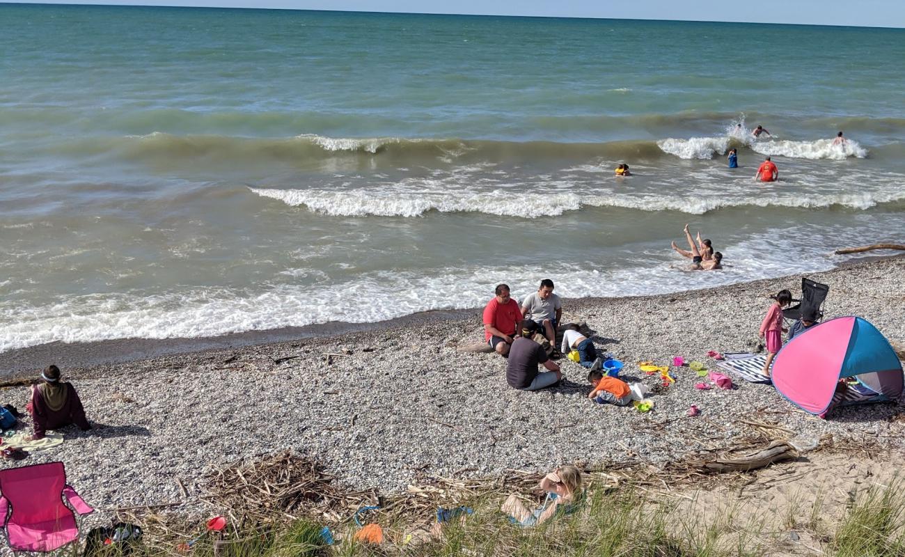 Photo de Burley Beach avec sable brillant et rochers de surface