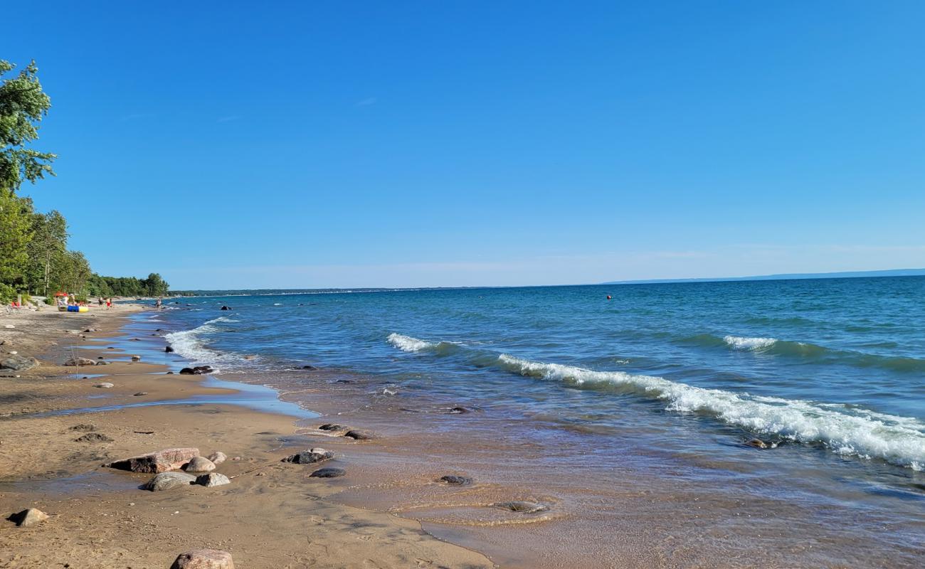 Photo de Tiny Beach avec sable lumineux de surface