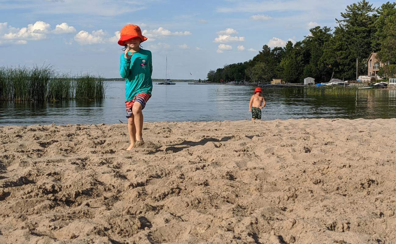 Photo de McKenzie Beach avec herbe de surface