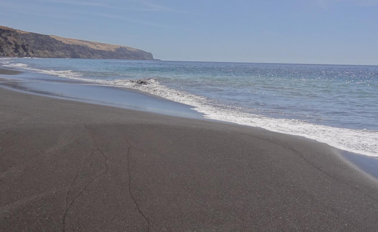 Photo de Praia da Bila avec sable noir de surface
