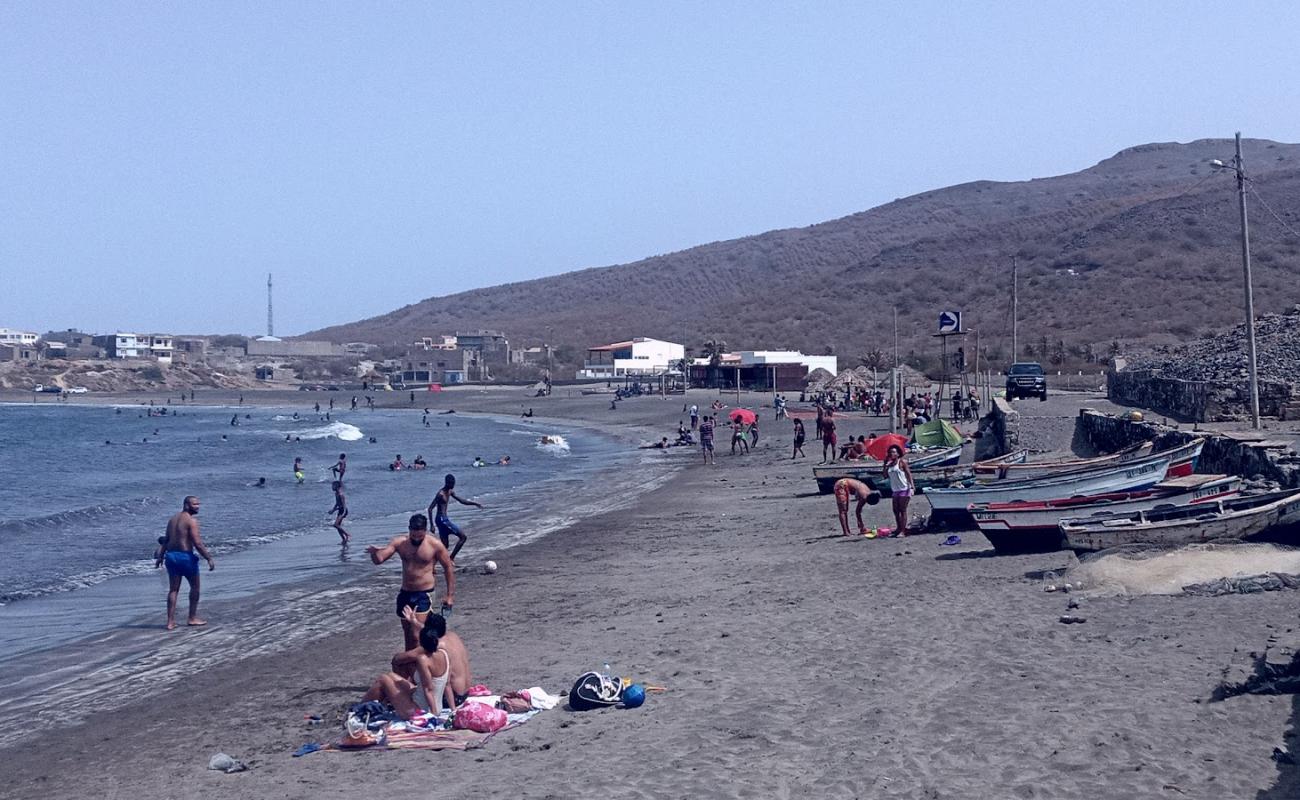 Photo de Praia Baixo avec sable gris de surface