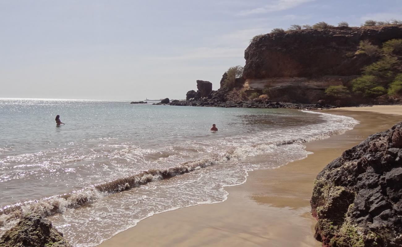 Photo de Praia de Portinho avec sable lumineux de surface