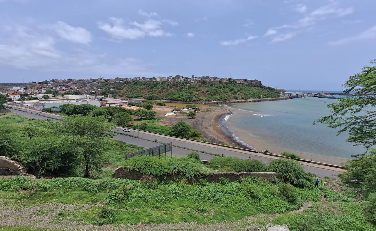 Photo de Praia Negra avec sable gris avec caillou de surface