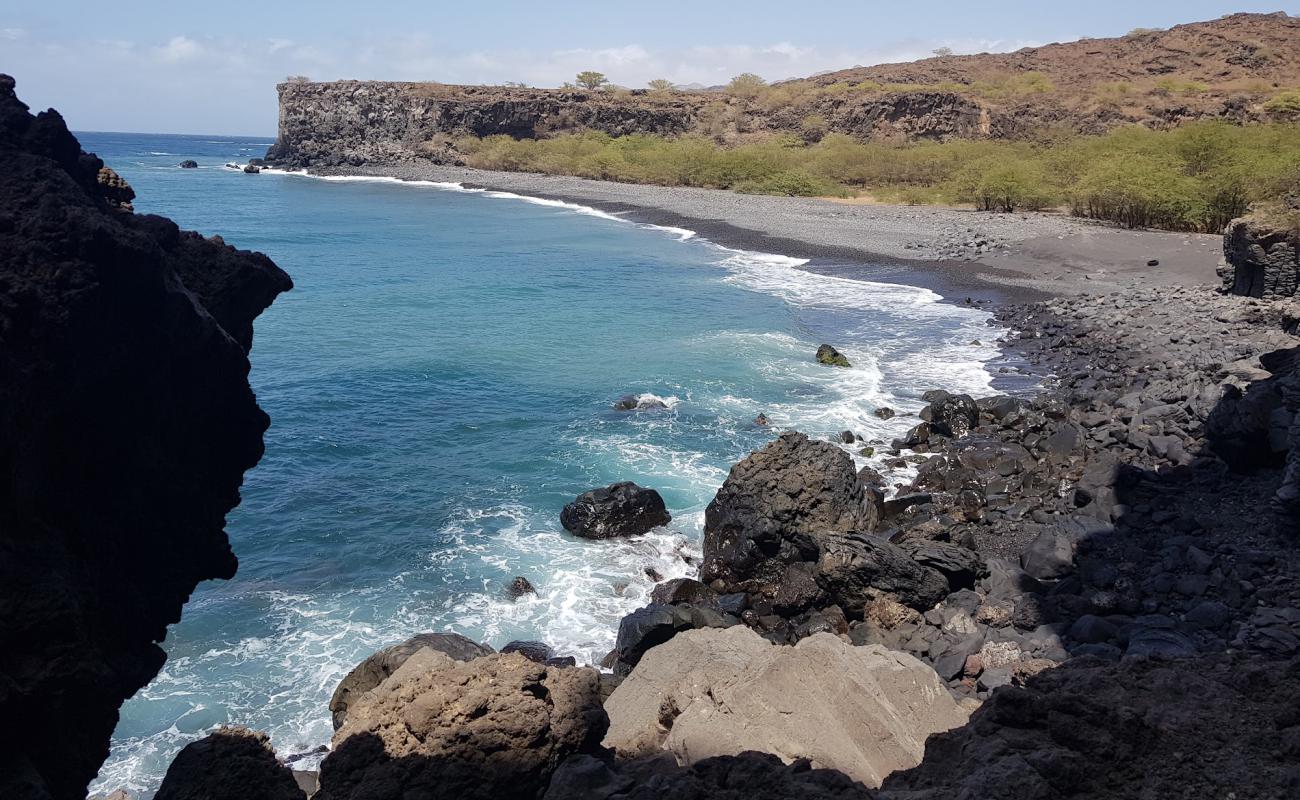 Photo de Aguas Belas Beach avec caillou gris de surface