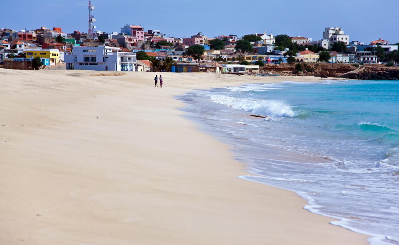 Photo de Vila do Maio avec sable fin et lumineux de surface