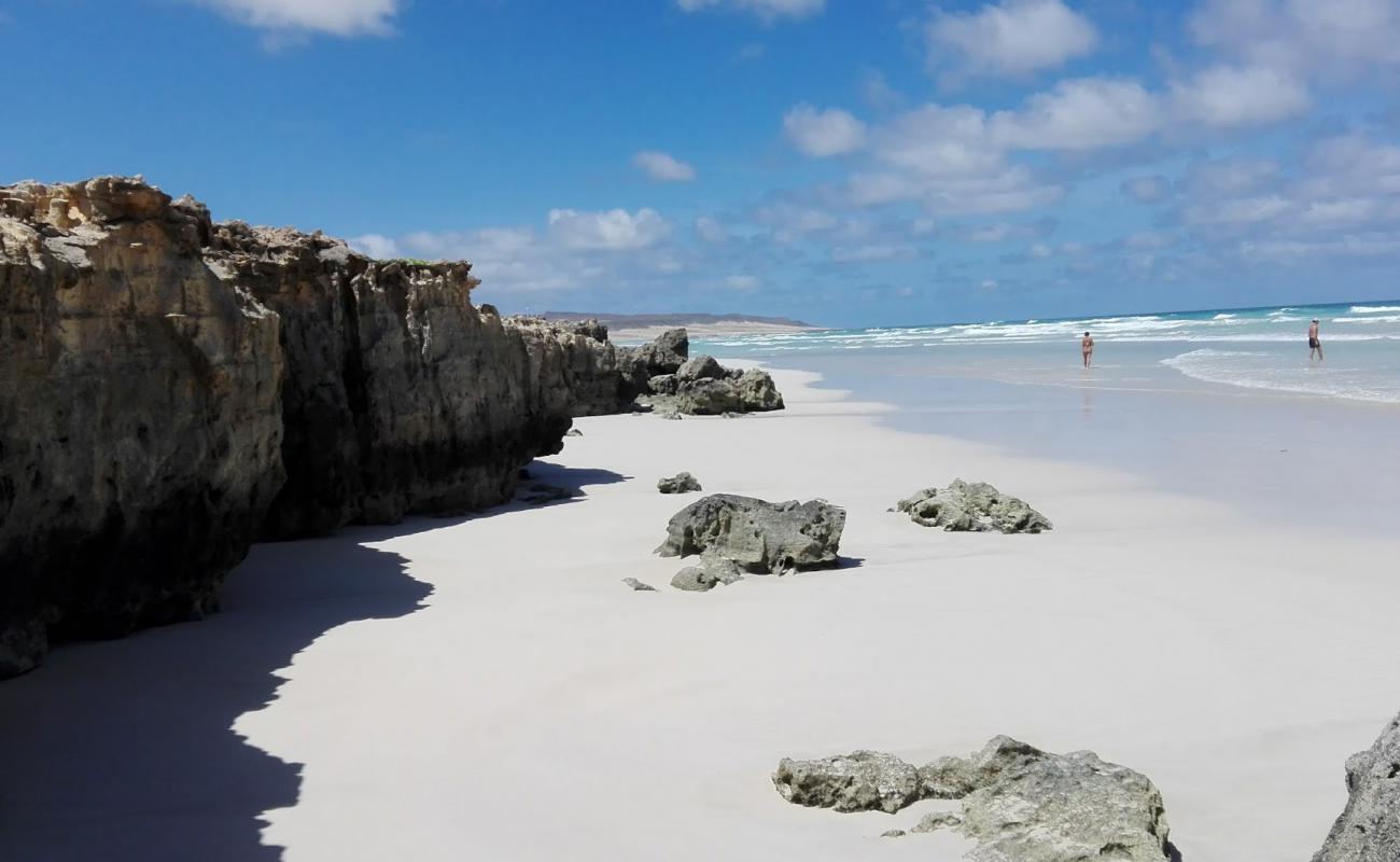 Photo de Praia da Atalanta avec sable beige de surface