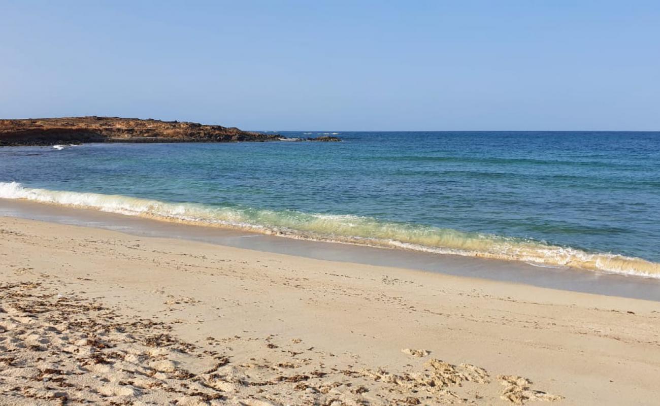 Photo de Praia das Gatas avec sable clair avec caillou de surface