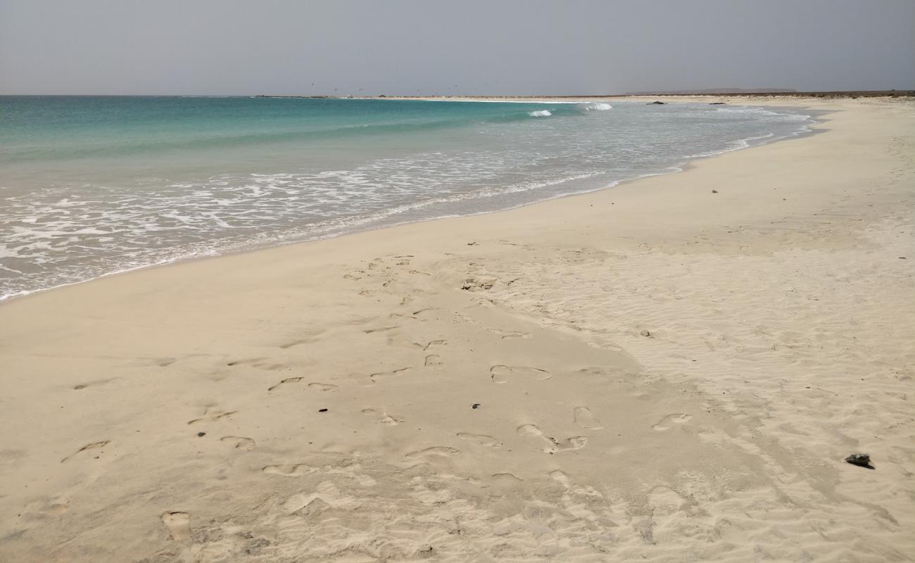 Photo de Praia de Abrabas avec sable fin et lumineux de surface