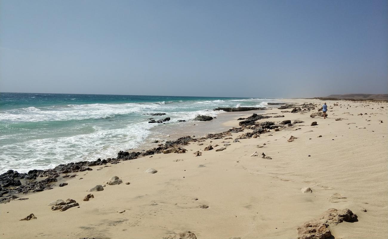 Photo de Joao Barrosa Beach avec sable brillant et rochers de surface