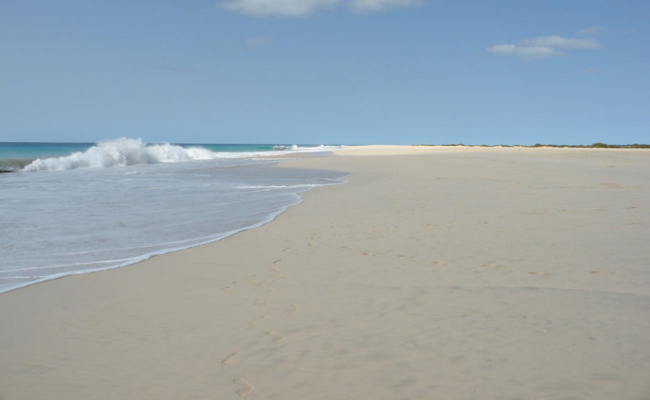 Photo de Carquejinha Beach avec sable fin et lumineux de surface