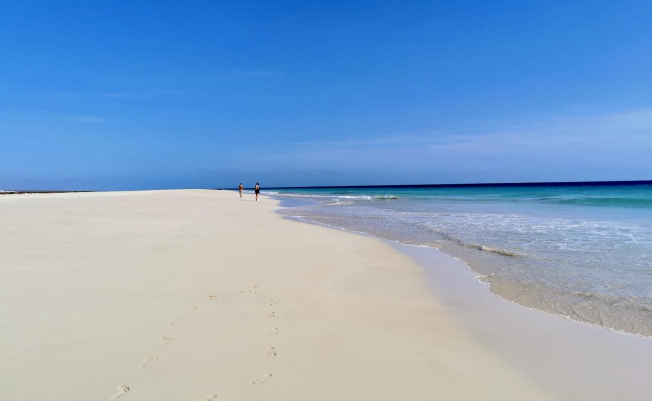 Photo de Praia do Curralinho avec sable fin et lumineux de surface