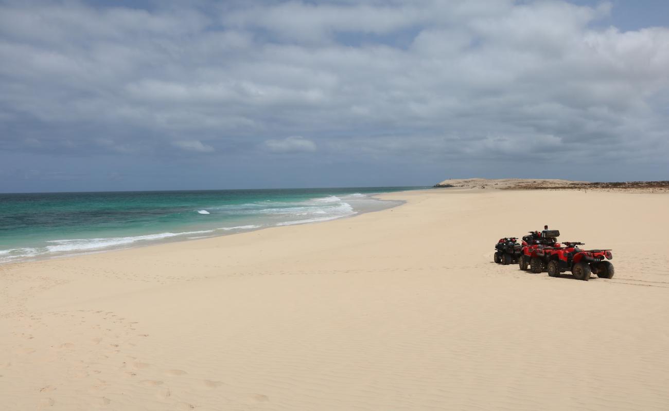 Photo de Curralinho Beach avec sable beige fin de surface
